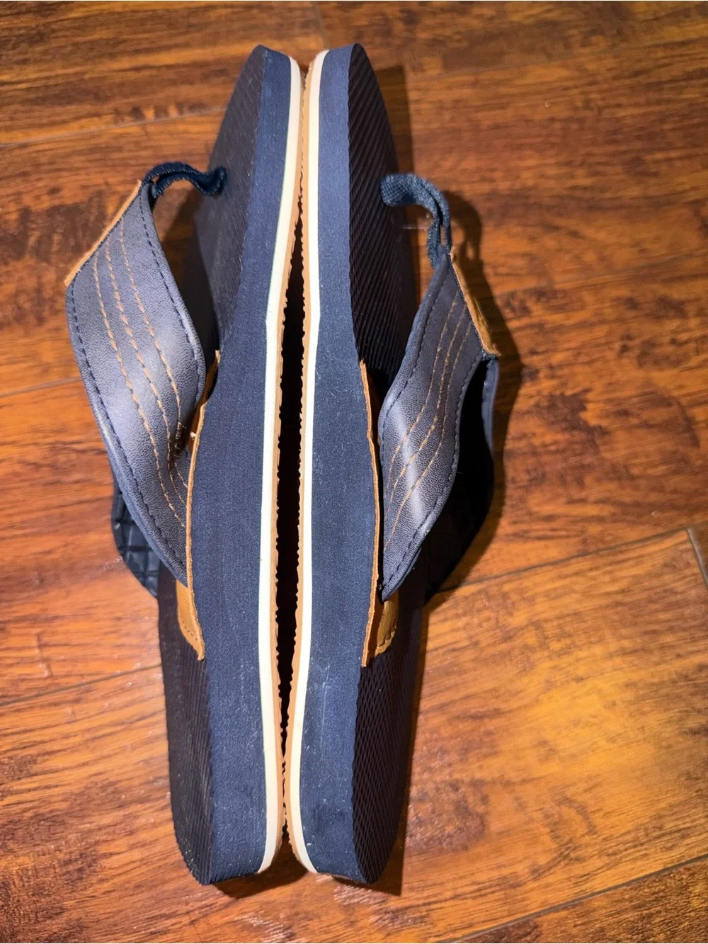 Dockers Navy blue Men’s flip-flop arch support sandals with tan accents 8/9